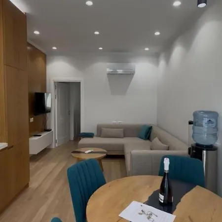 Center Kafe Flora Apartment Tirana