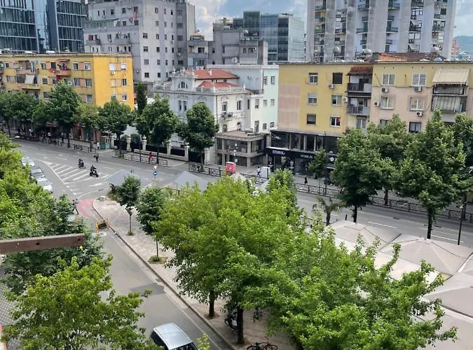 Center Kafe Flora アパート *